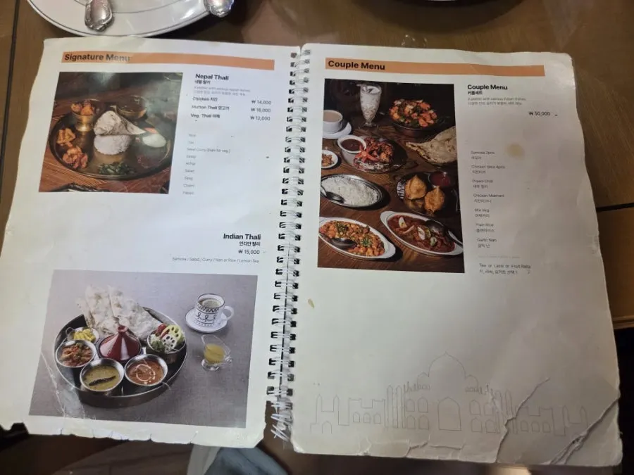 이국적인 벽 장식과 조명이 있는 좌석