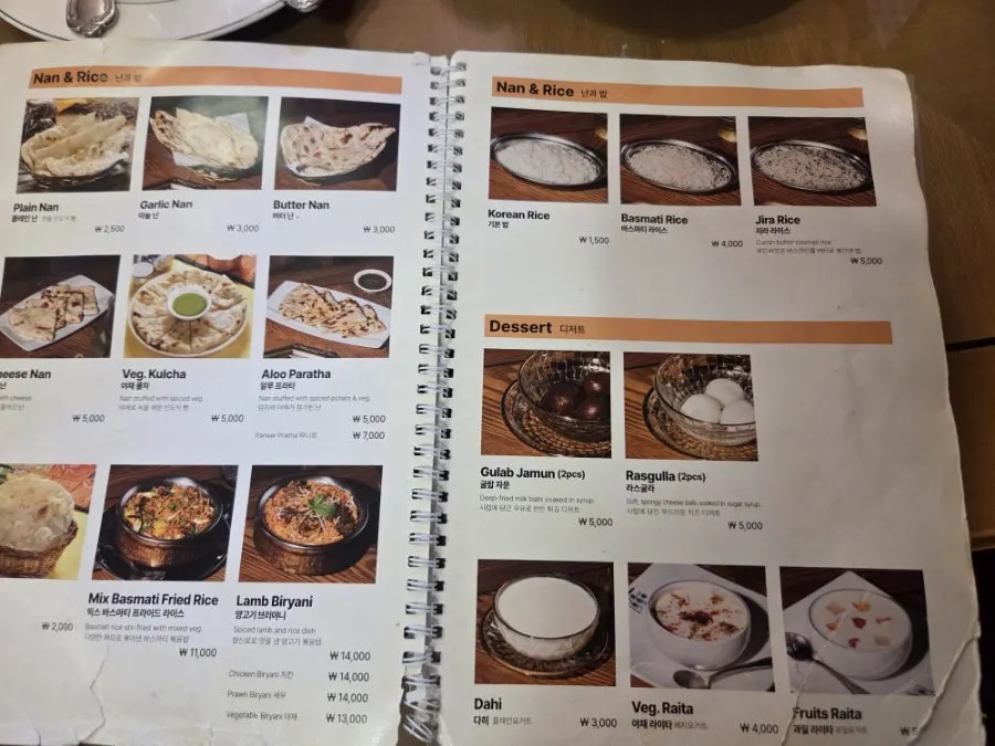 술이 진열된 나마스테 동묘점 매장 한쪽