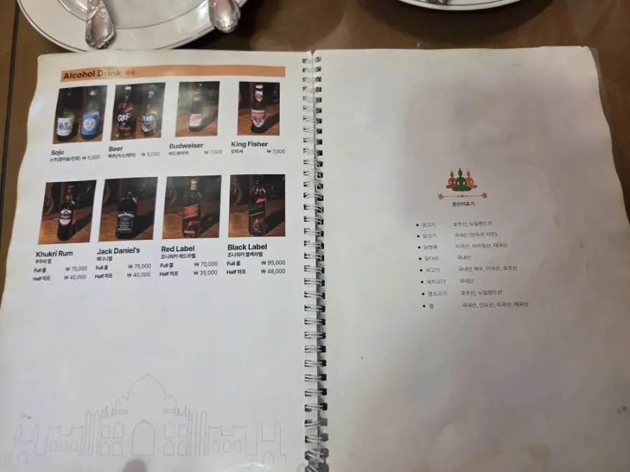 나마스테 동묘점 테이블과 인도풍 소품