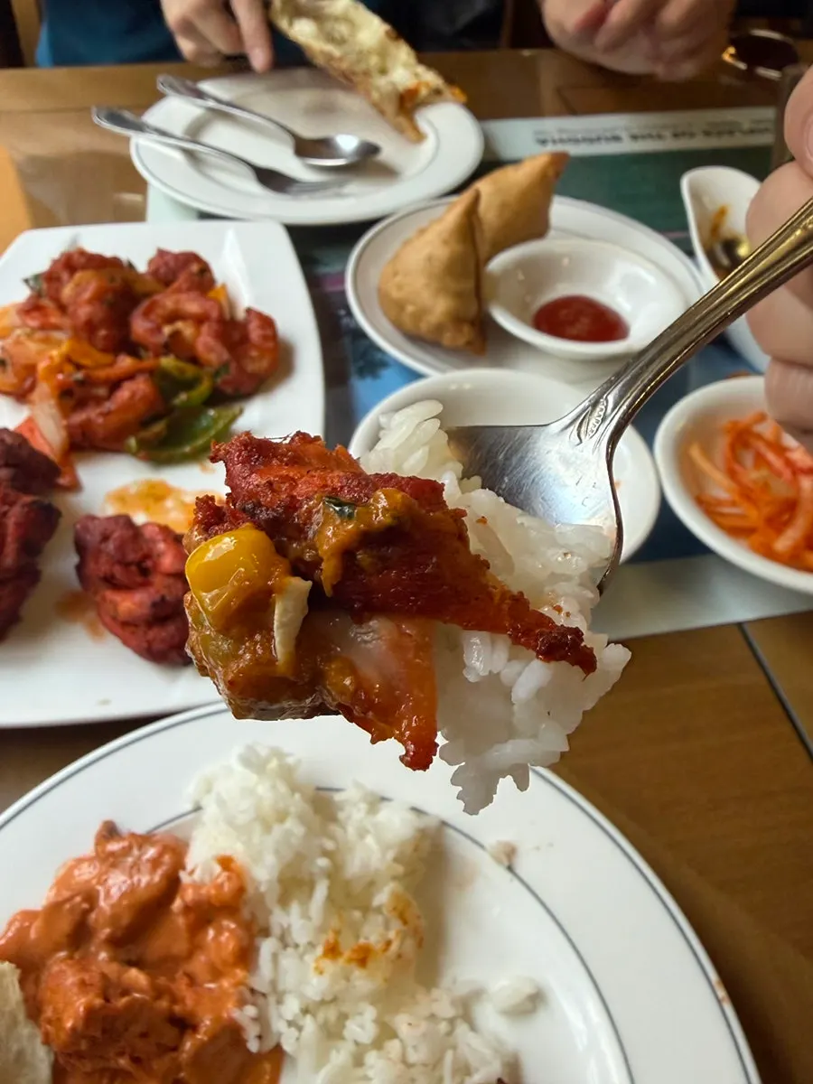 커리를 비빈 플레인 라이스 한 그릇