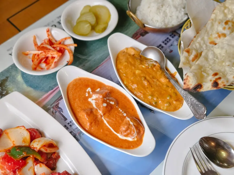 테이블에 차려진 커플세트 전체 구성