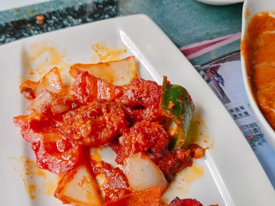 치킨티카 단면과 구워진 겉면