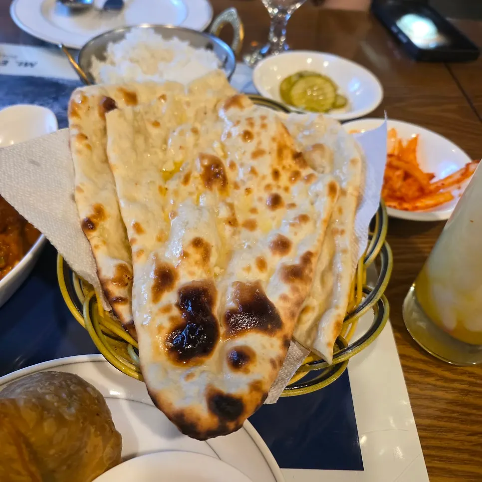 갈릭난에 치킨마크니를 얹은 모습
