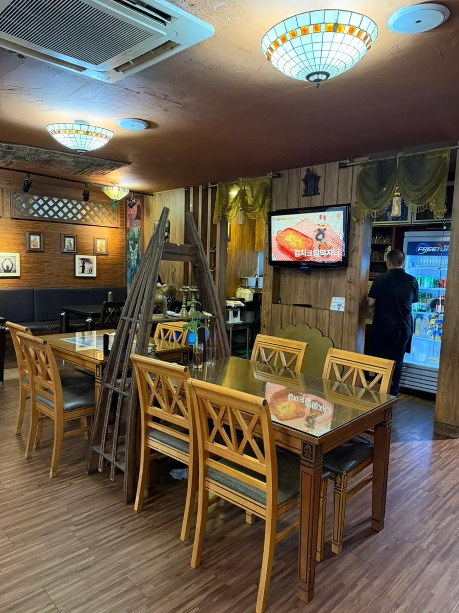 세로로 담은 나마스테 동묘점 실내 소품