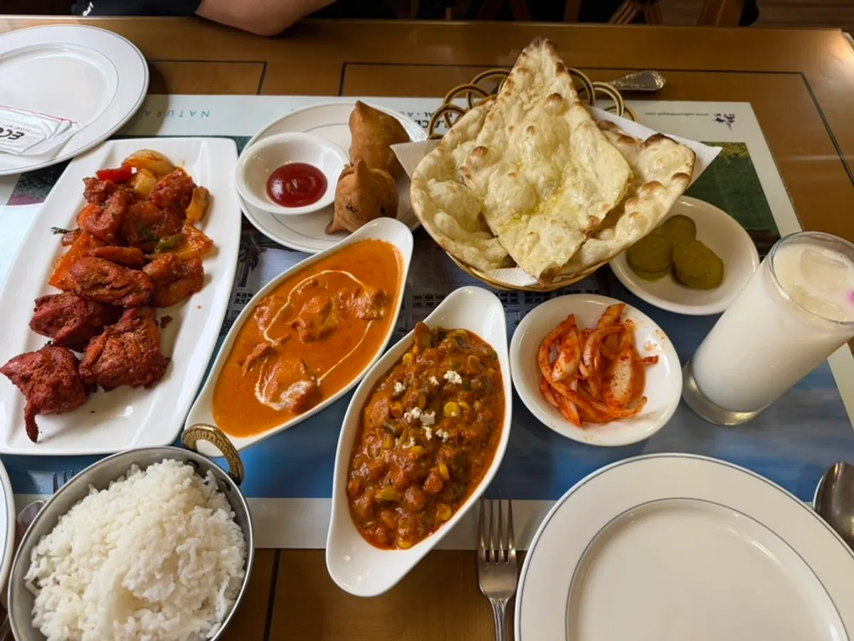 커플세트가 차려진 나마스테 동묘점 한 상