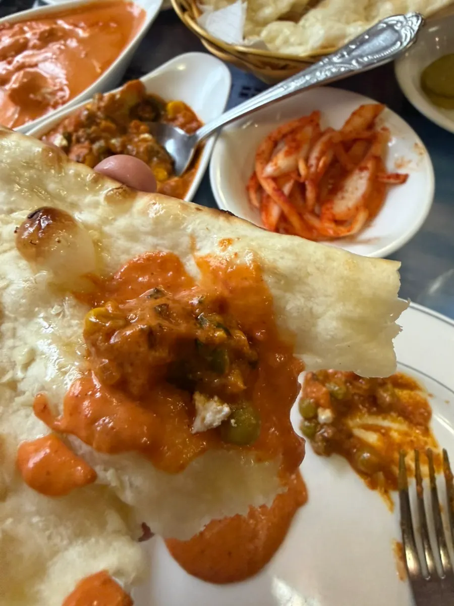 라씨와 함께 놓인 커리 접시