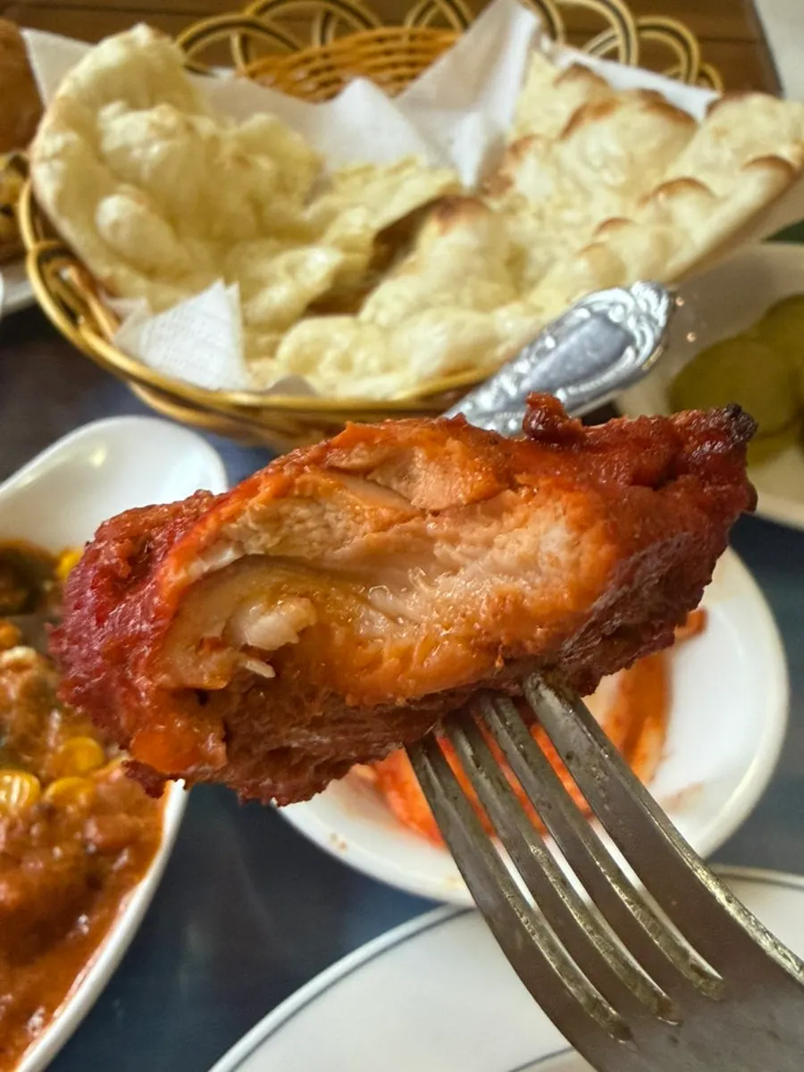 케찹을 곁들인 사모사 단면