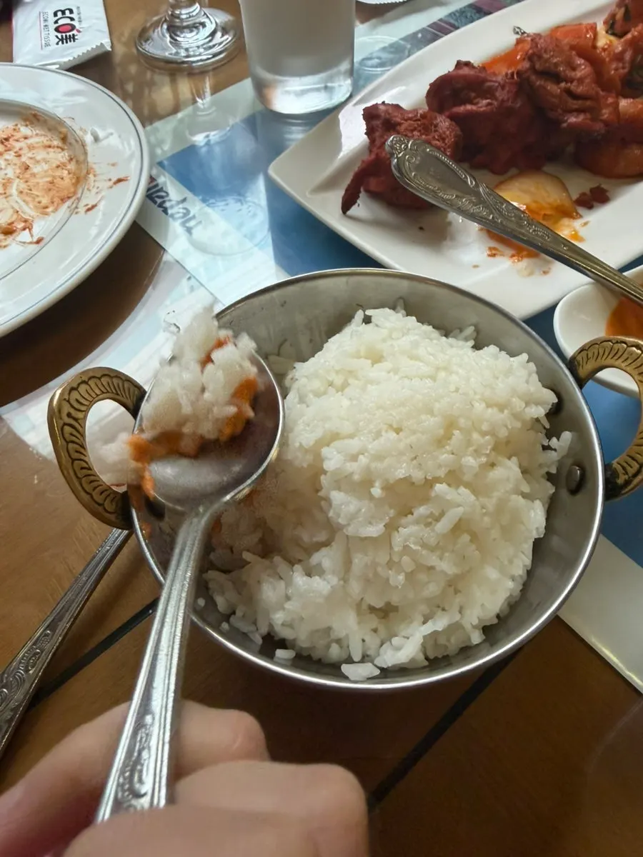 매콤한 소스에 버무린 칠리새우