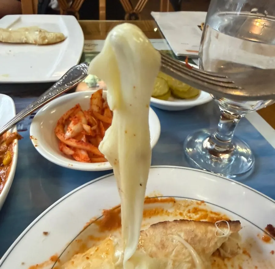 모짜렐라 치즈가 늘어나는 치즈난
