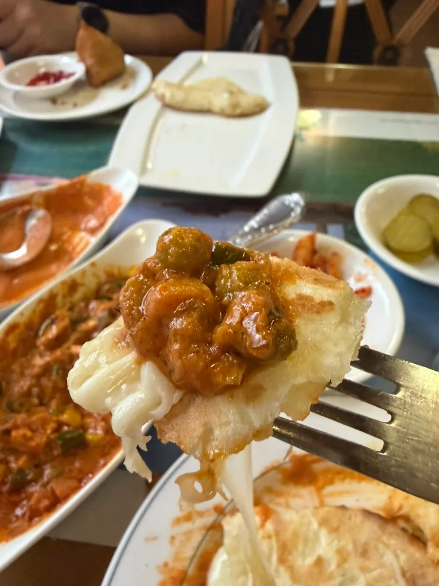 커리에 찍어 먹는 치즈난 한 조각