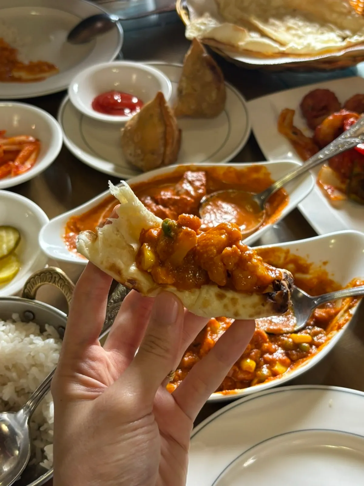 갈릭난에 커리를 찍어 먹는 모습