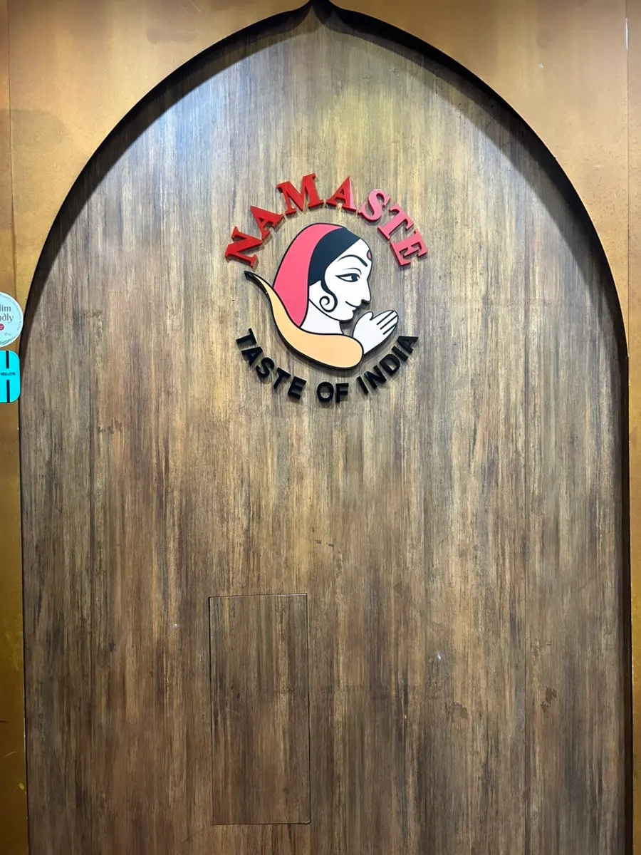 Cửa vào Namaste Dongmyo Branch trang trí phong cách Ấn Độ