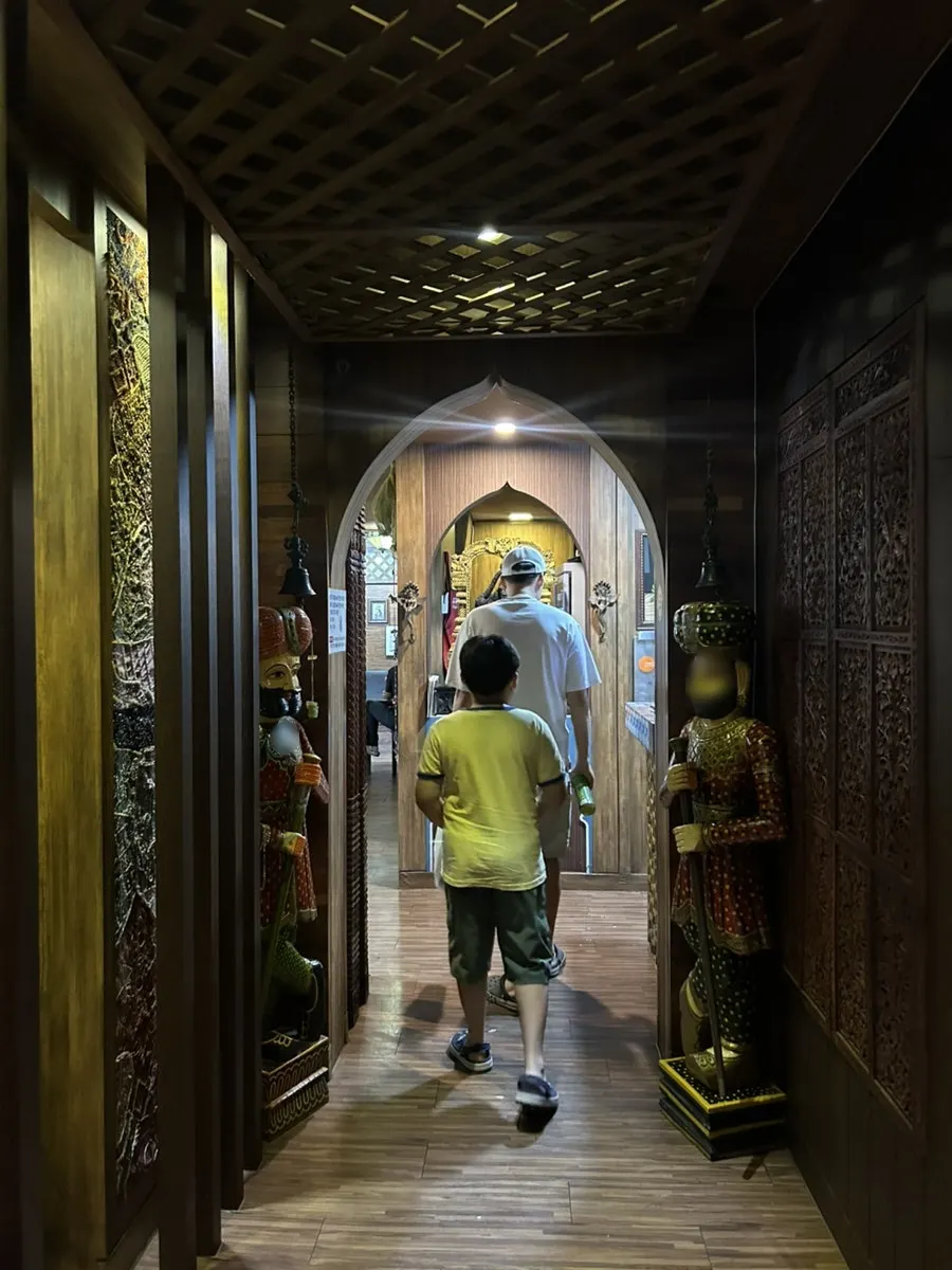 Nội thất nhà hàng trang trí bằng đồ vật Ấn Độ