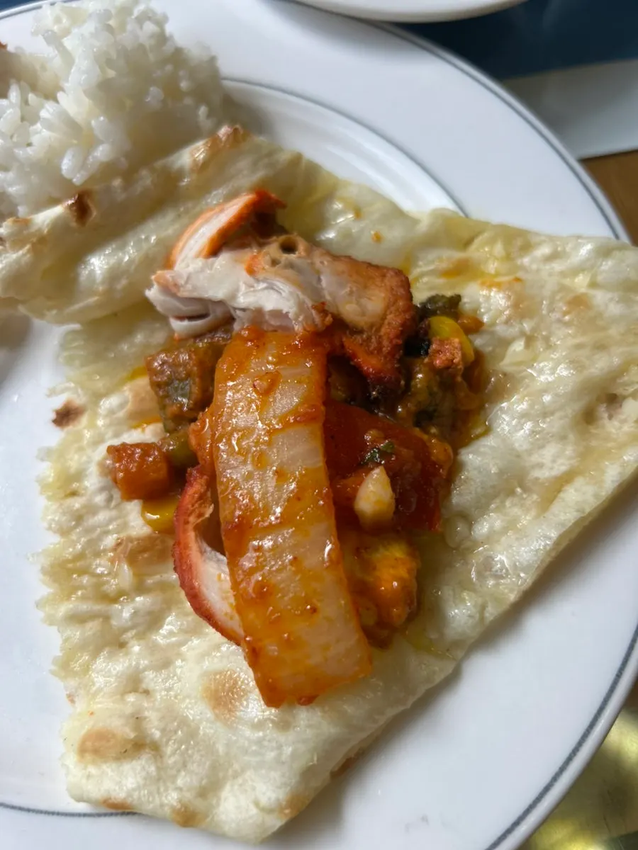 Bàn ăn với lassi và các món cà ri