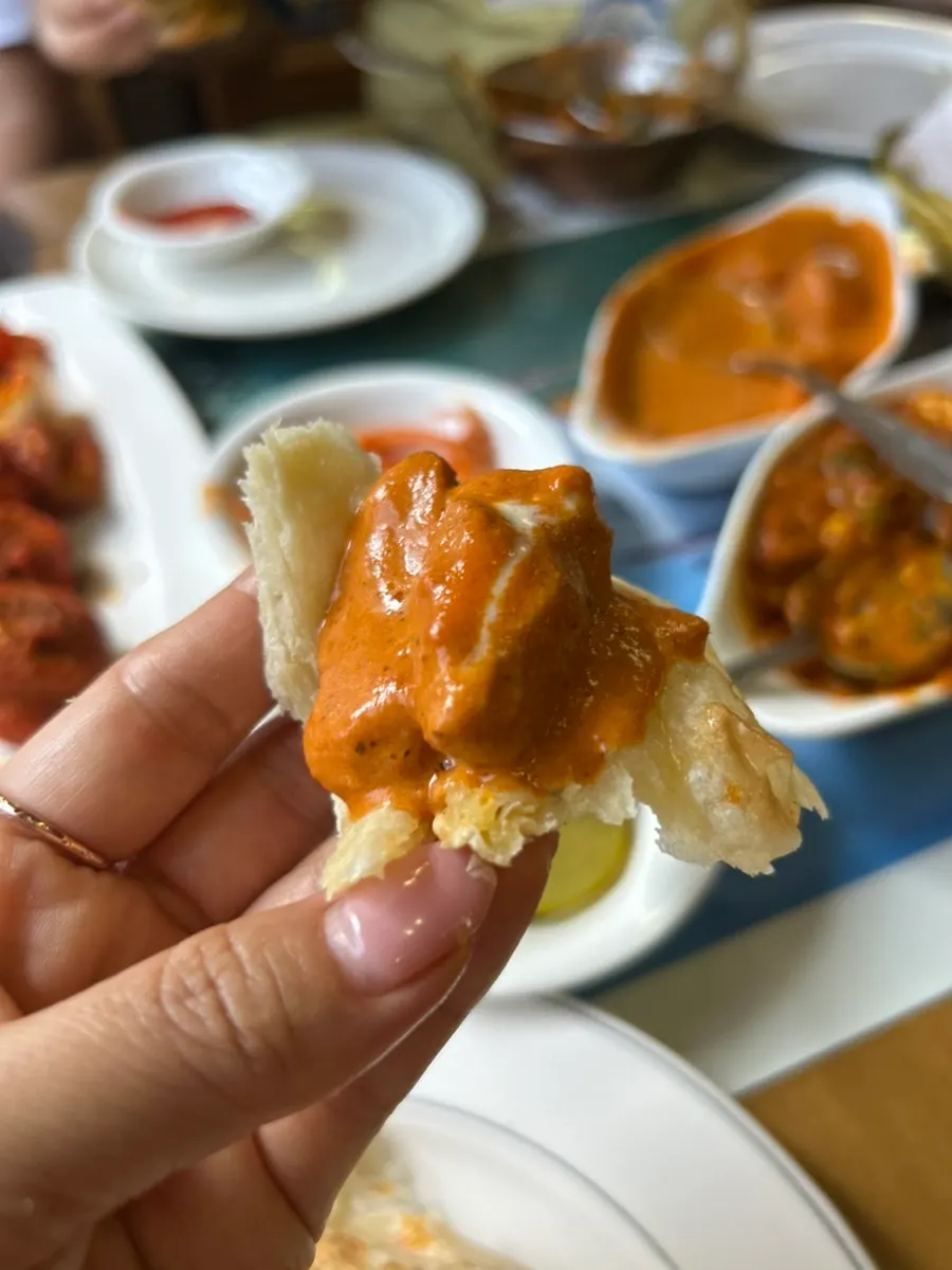 Chấm naan vào cà ri để ăn