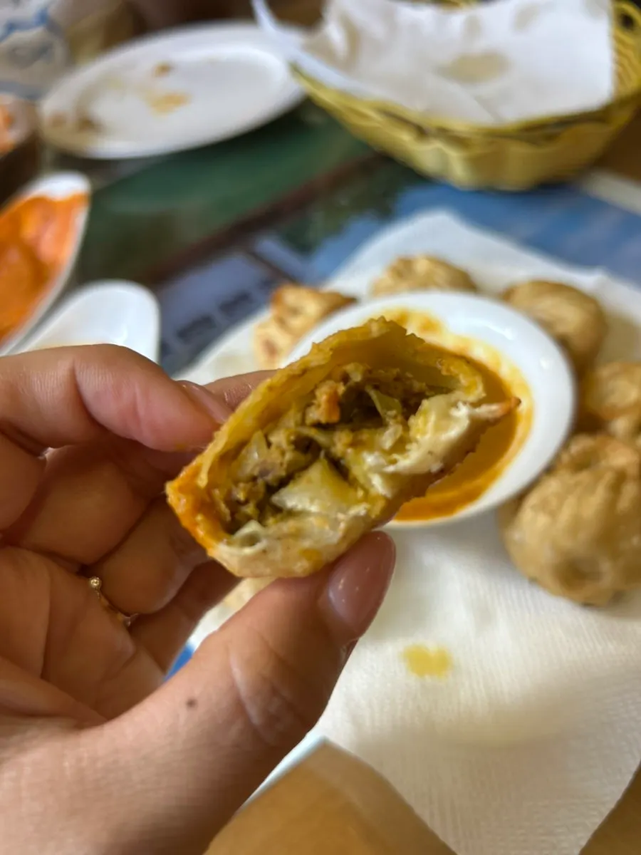 Fried momo vừa chiên xong nóng hổi