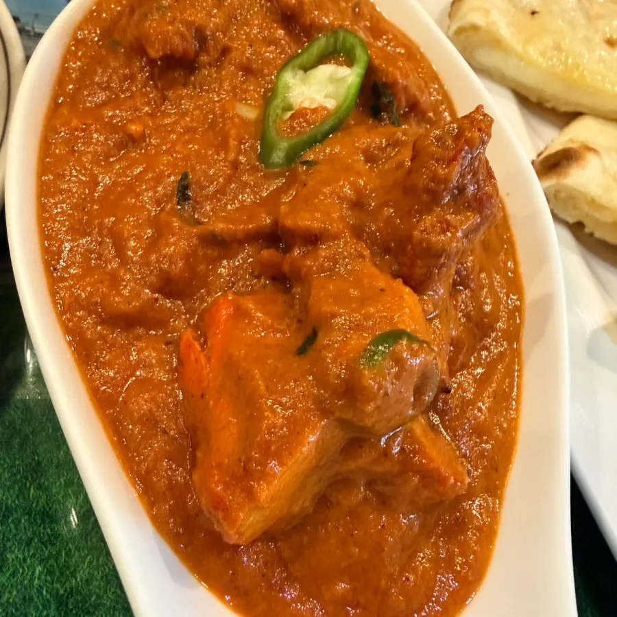 토마토 베이스의 치킨 티카 마살라 커리
