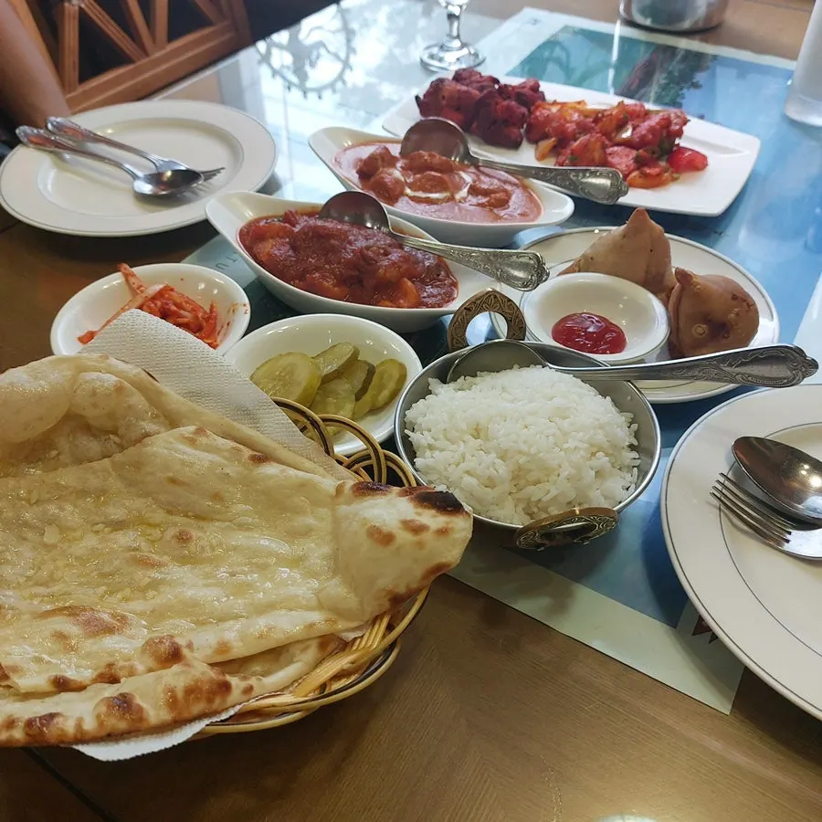 Samosa and chicken tikka from the couple set