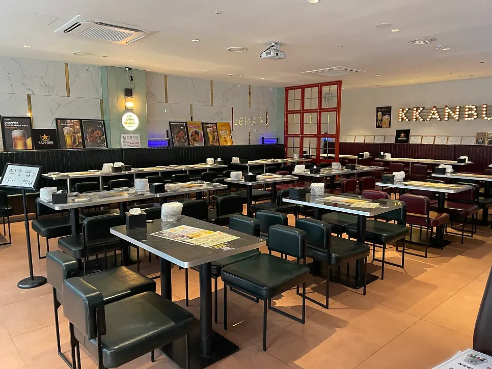 Dining room suitable for group gatherings