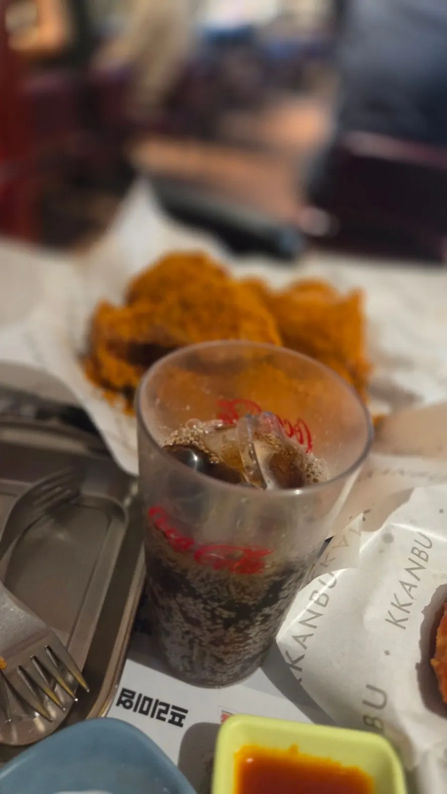 깐부치킨 메뉴판의 치킨과 사이드 메뉴