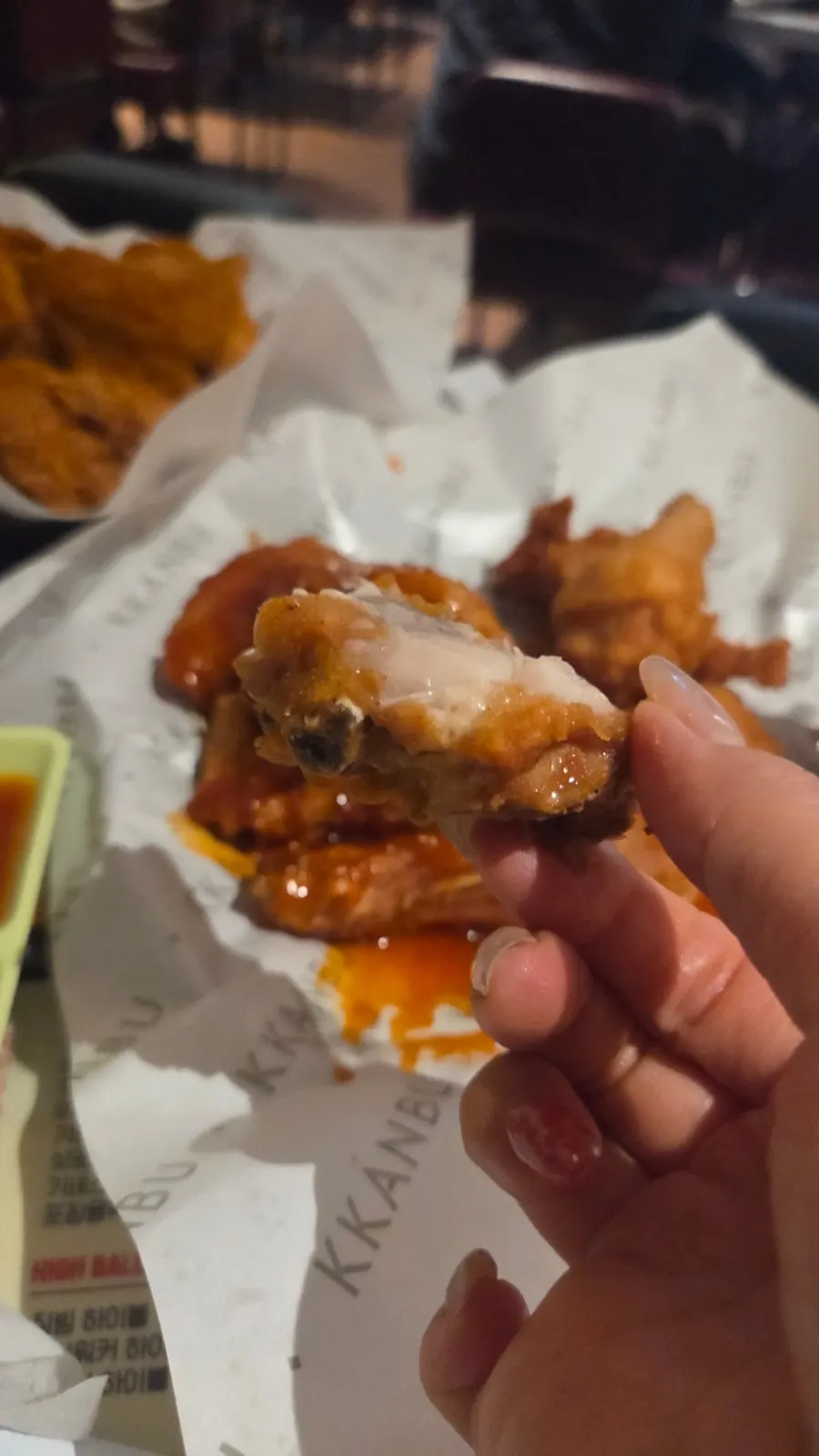 커리 가루가 덮인 깐부치킨 빠삭커리네 치킨