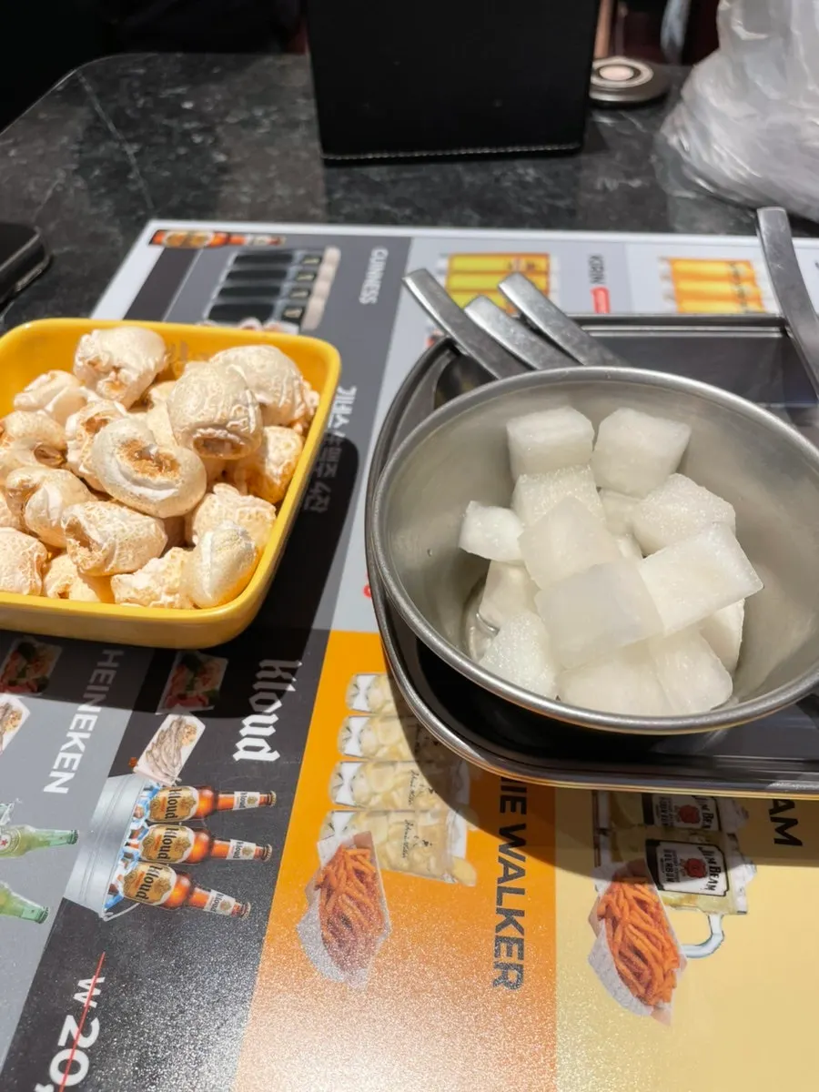 Complimentary kkangnaengi (roasted corn) and table setting