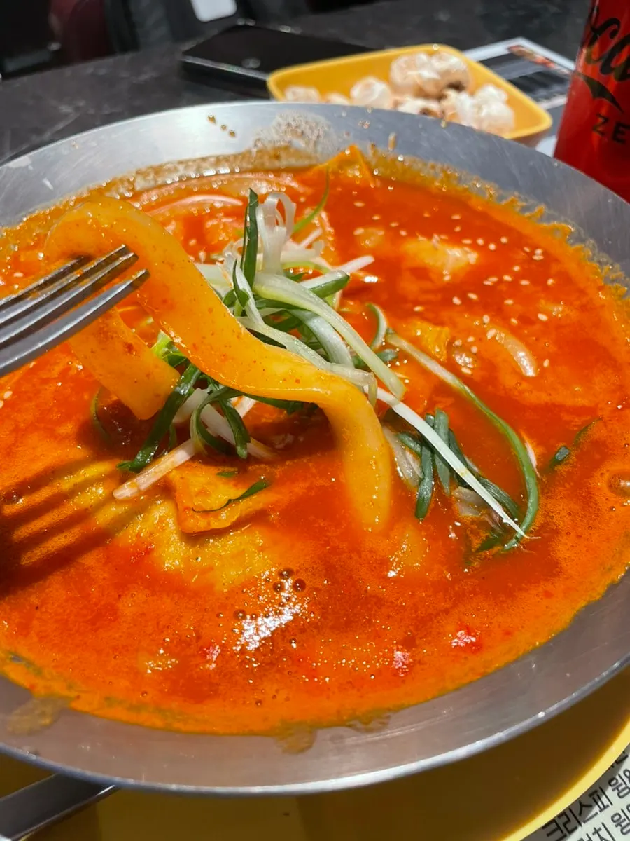 Spicy and sweet soup tteokbokki