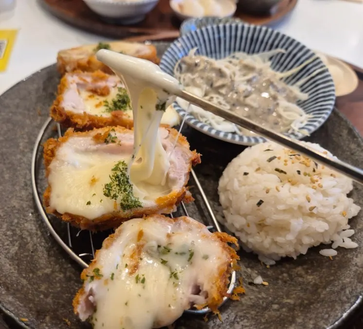A dish for enjoying tonkatsu and cheese together