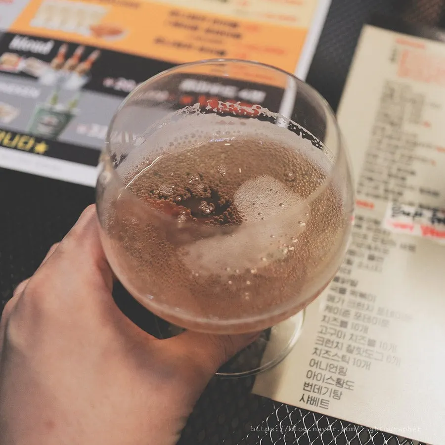 Foam on the Hite Zero 0.00 poured into a dedicated glass