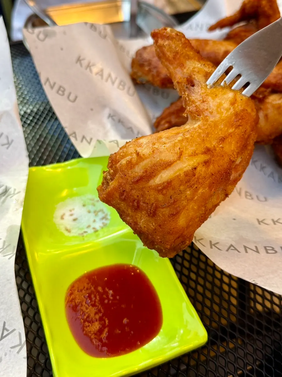 Fried chicken pieces served with salt and chili sauce
