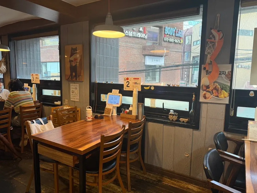 Table seating in the Japanese-style restaurant