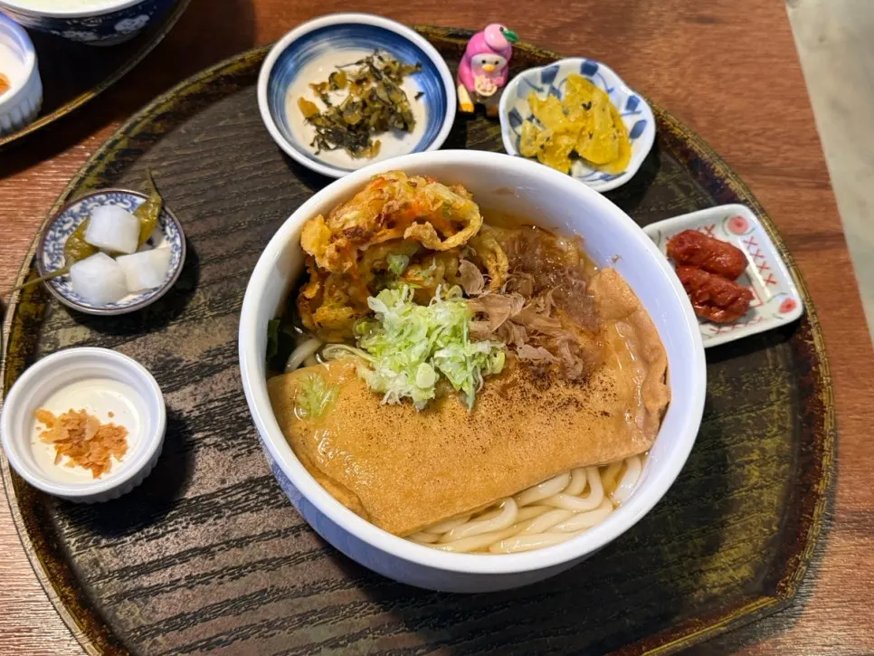 Udon topped with fried tofu and vegetable tempura