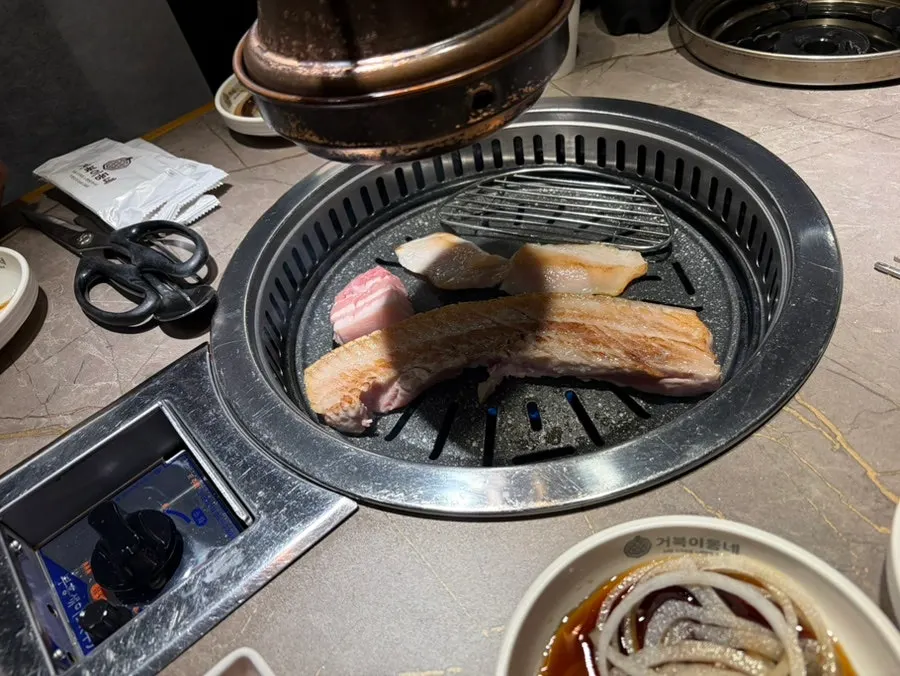 Grilled meat eaten plain with no sides