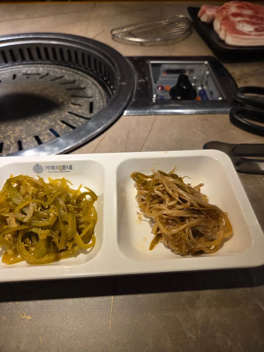 급냉 삼겹살 3인분과 숙성 오겹살 2인분 접시