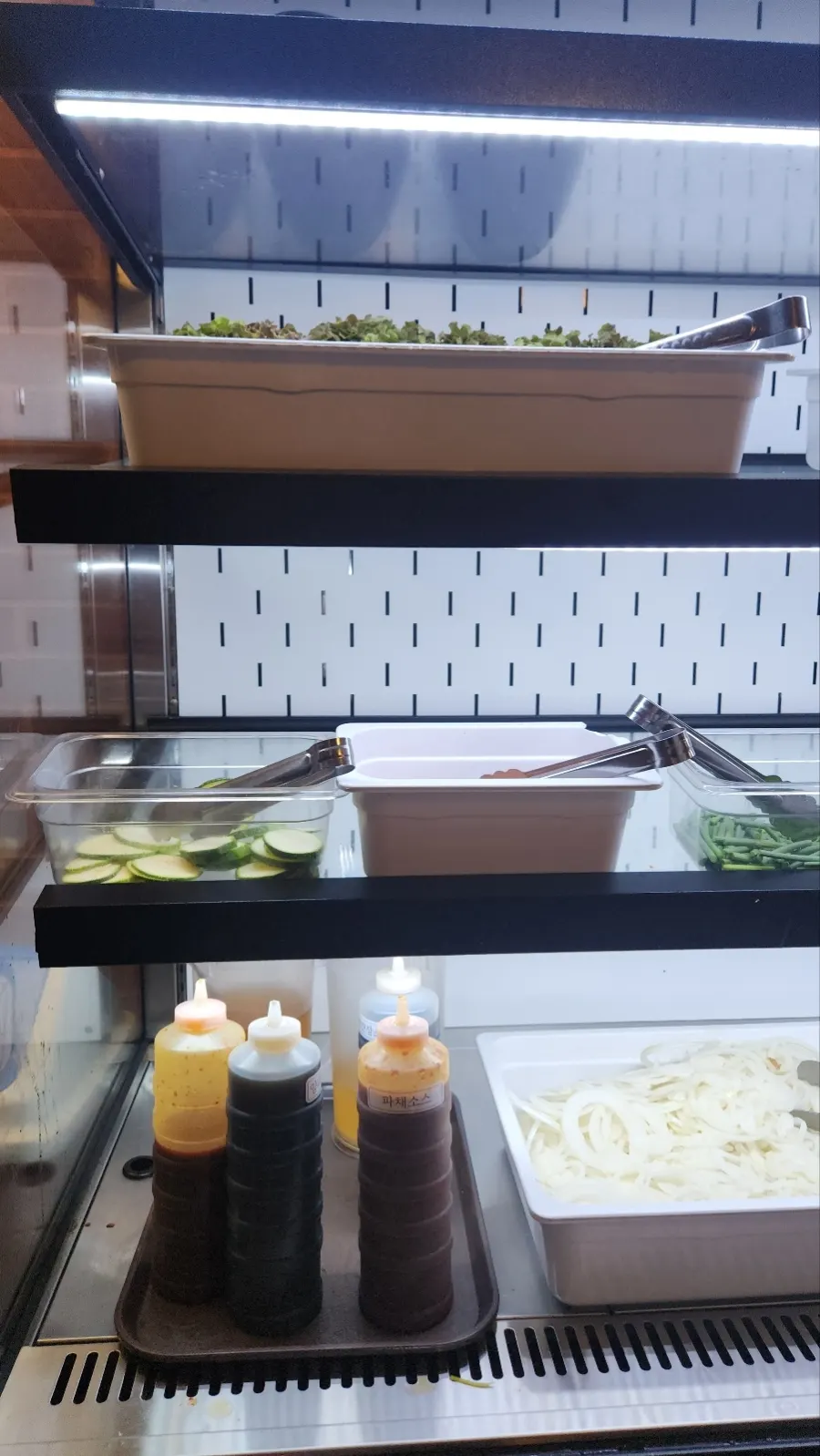 거북이동네 남천점 셀프바 소스와 야채 코너