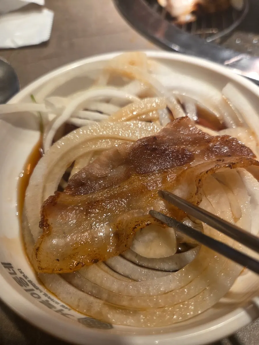 셀프바에서 담아온 밑반찬 접시