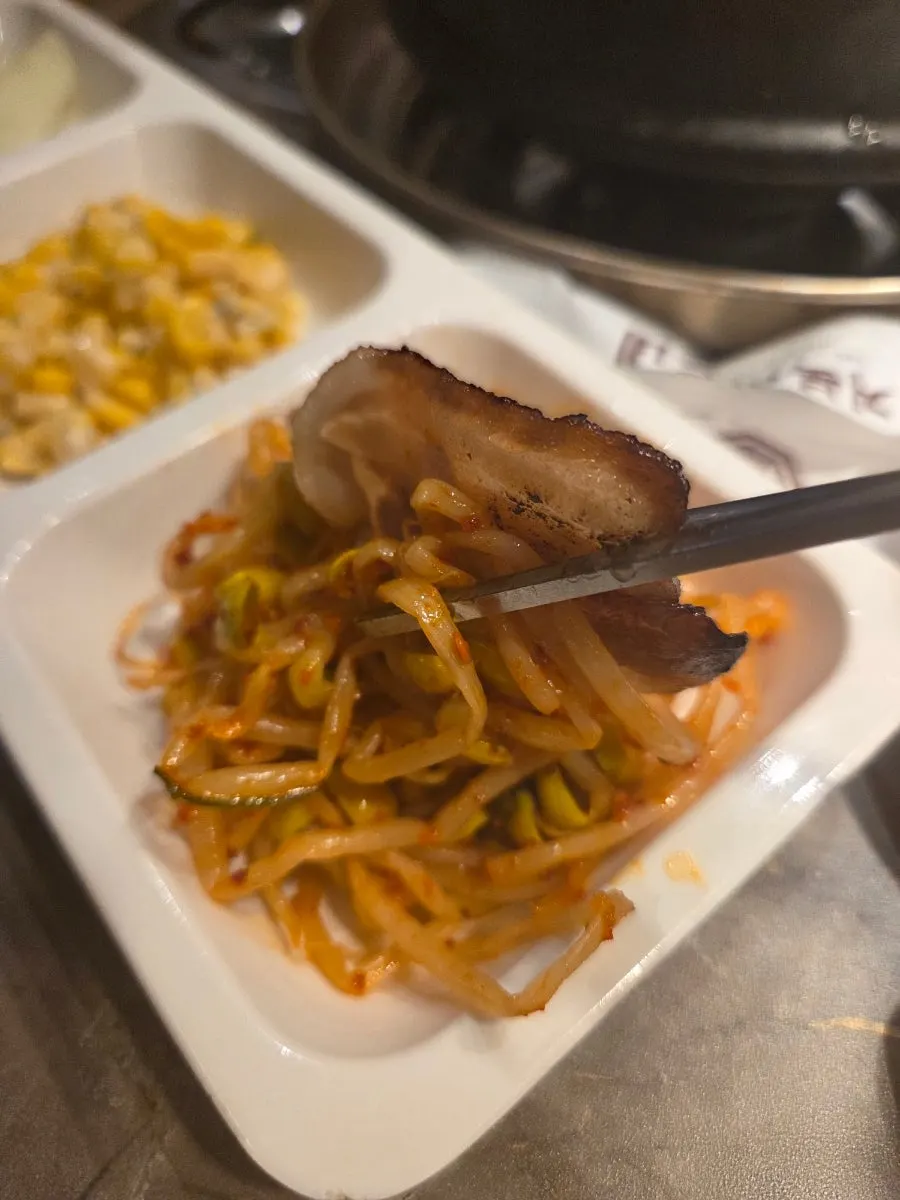 불판에 구운 백김치와 고기