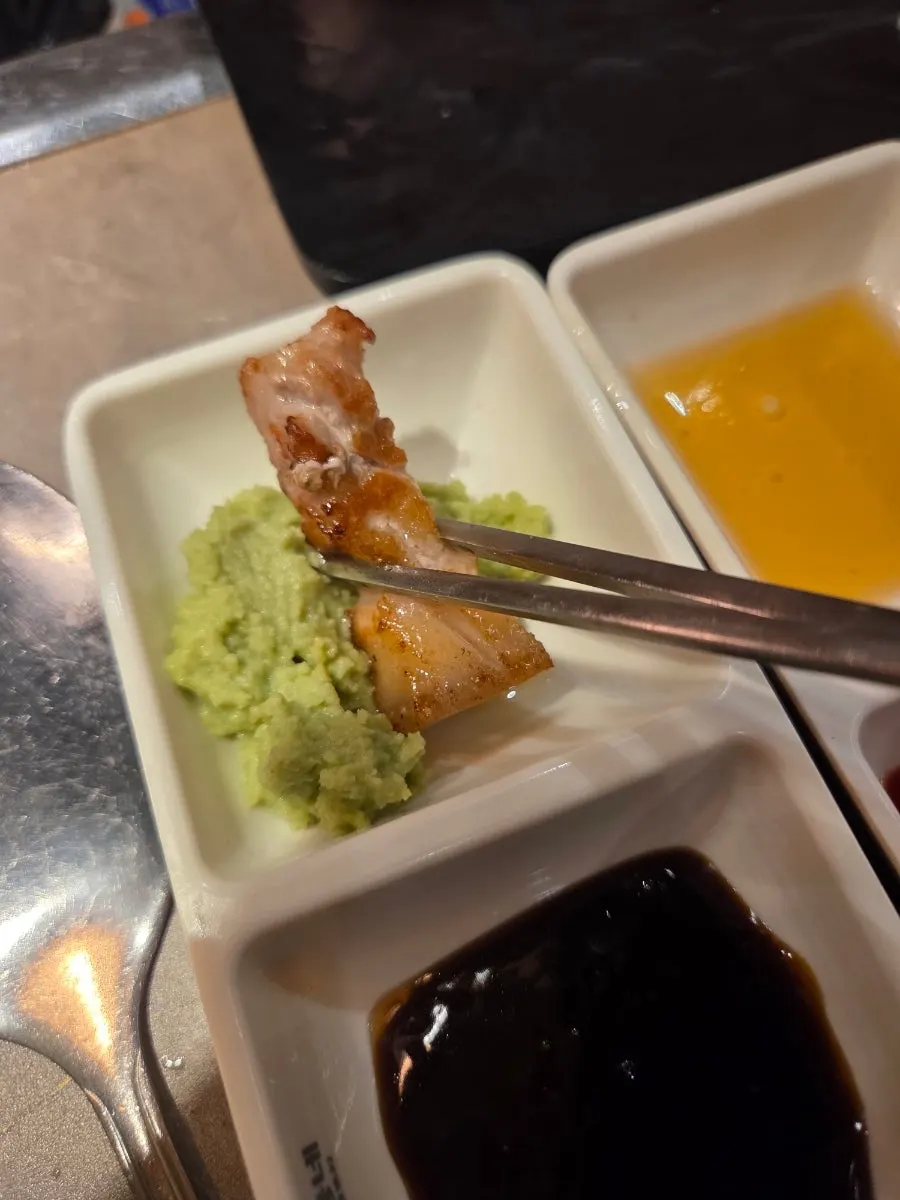 삼겹살 한 점과 밑반찬 한상
