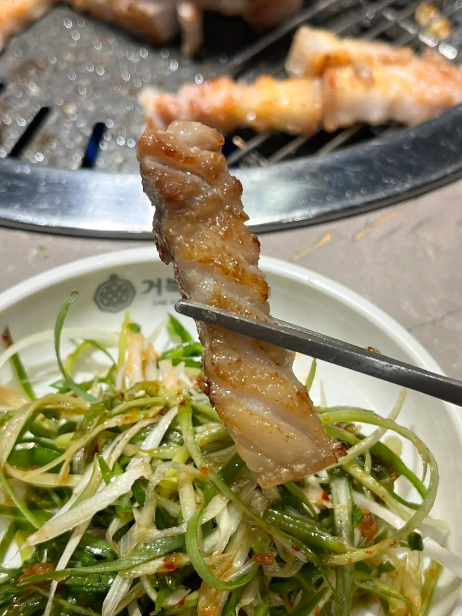 도톰하게 구운 오겹살