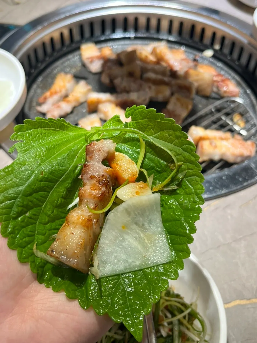 소금장과 파절임을 곁들인 오겹살