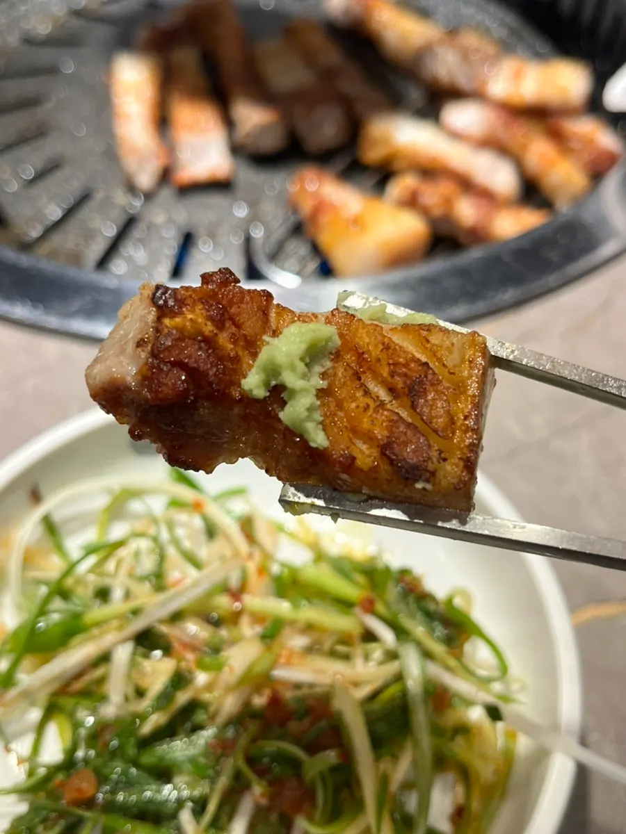 와사비와 카레가루를 곁들인 오겹살