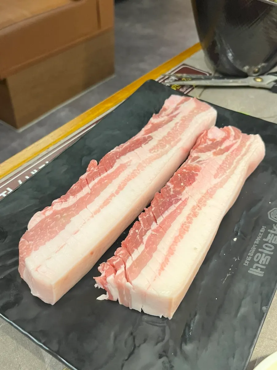 쫀득한 껍데기 식감의 오겹살