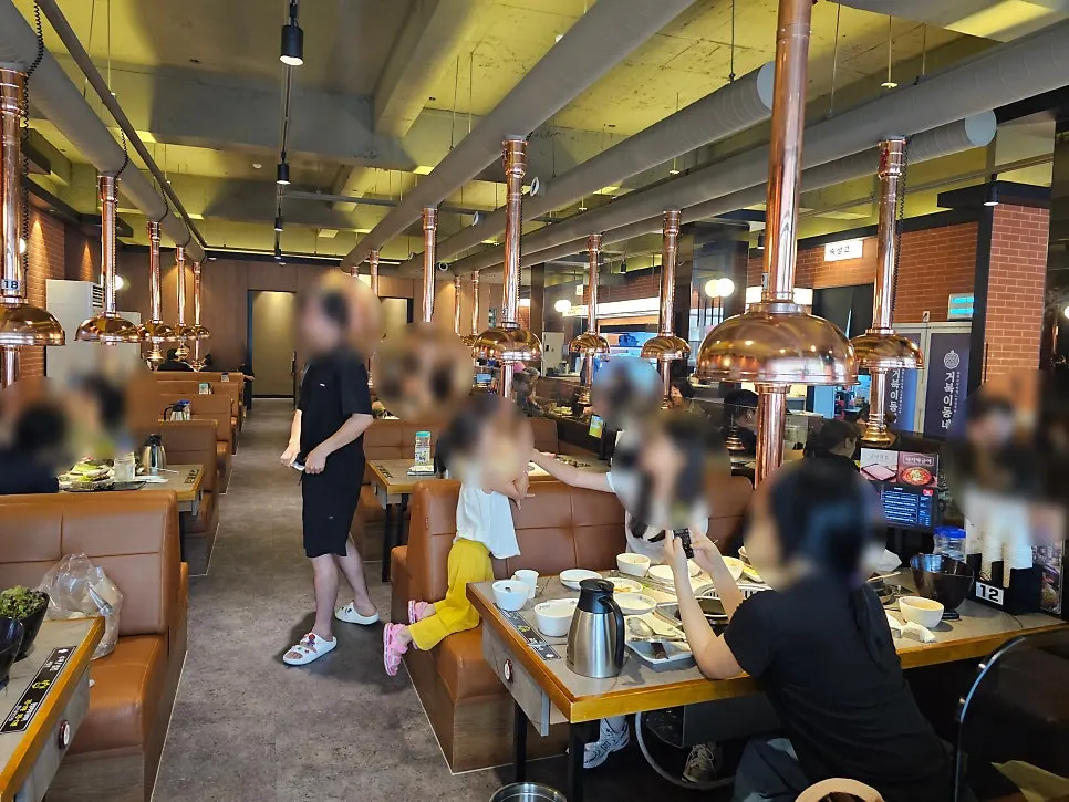 Wide, clean interior dining hall of Geobugi Dongne Namcheon Branch