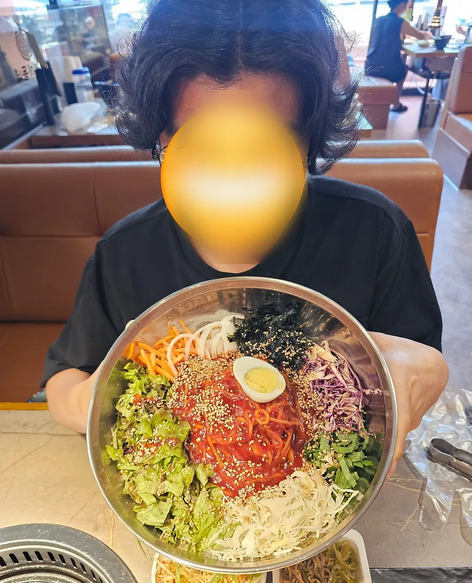 The giant jjolmyeon plate included in the set