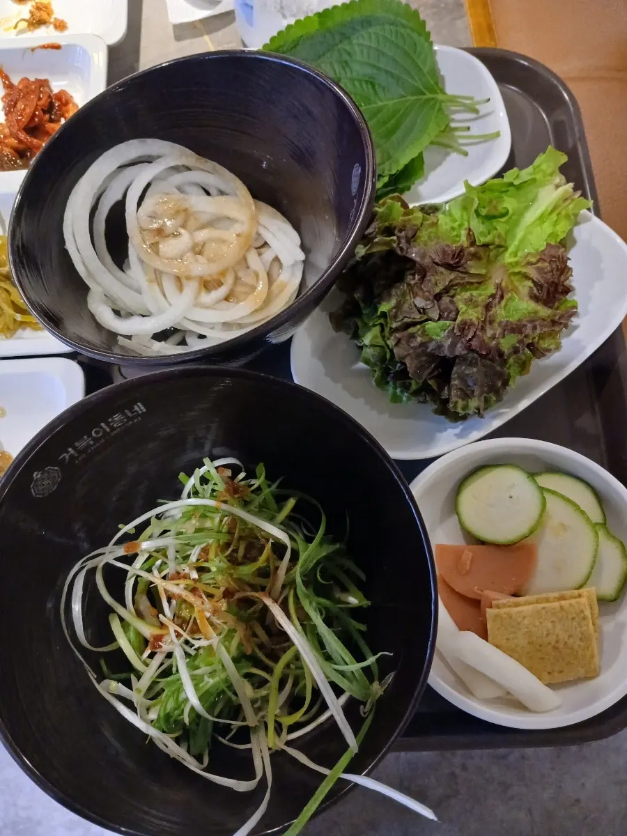 냉장 진열된 신선한 쌈채소