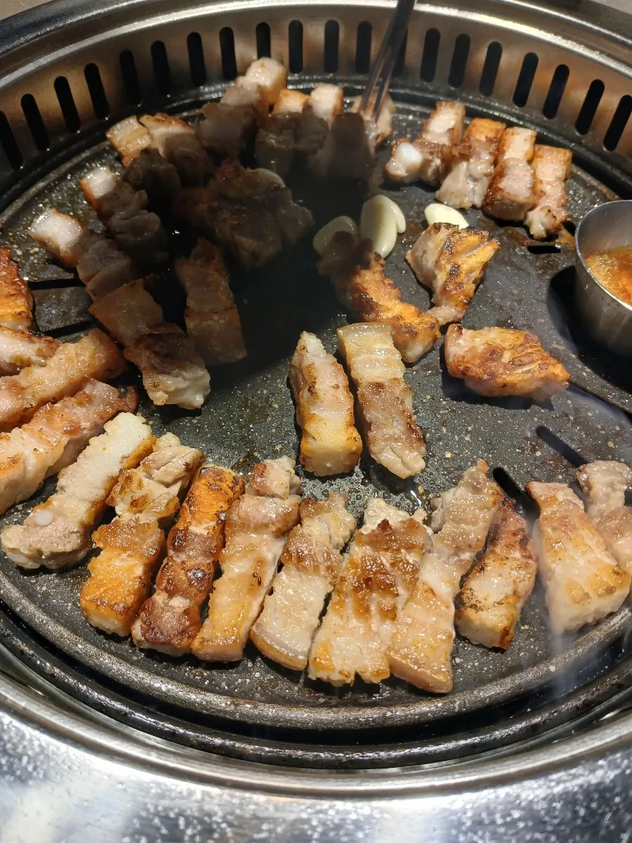 노릇하게 구워지는 삼겹살