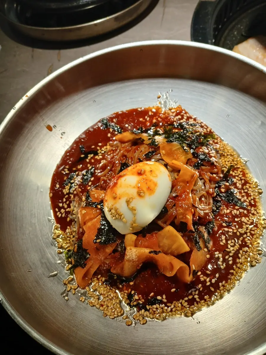 고기와 곁들이는 비빔막국수
