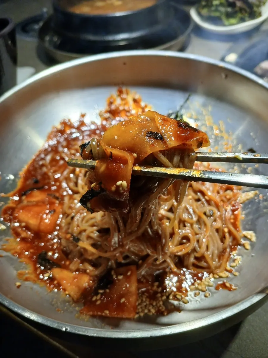 식사 메뉴 비빔막국수와 찌개
