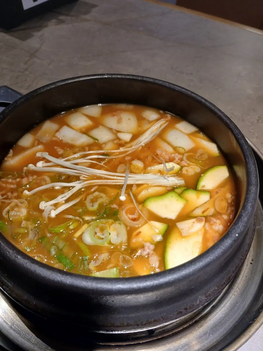 두부와 채소가 든 찌개