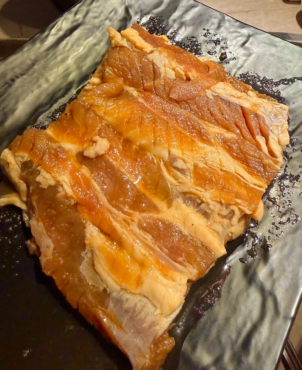 Meat and jjolmyeon piled onto a wrapping leaf